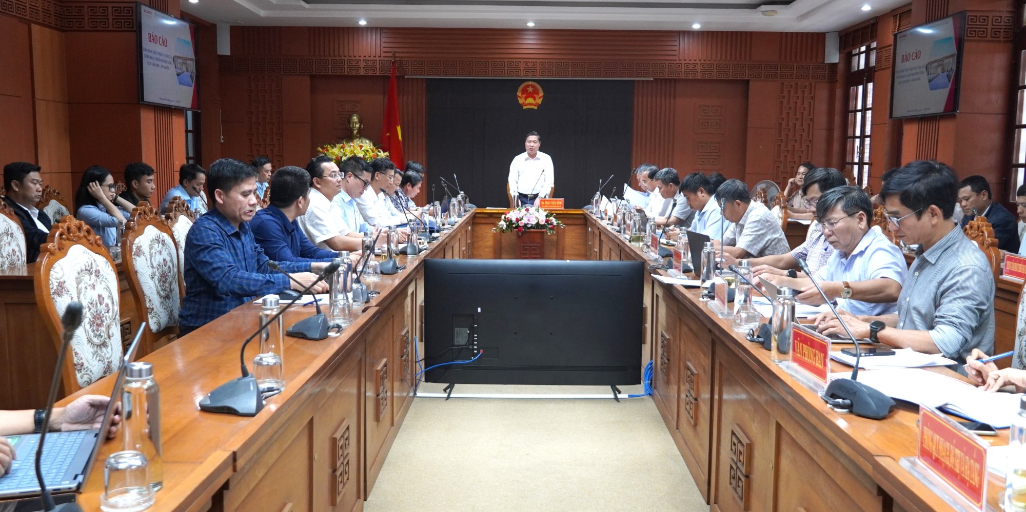 Vice Chairman of the City People’s Committee Phan Thai Binh works with relevant units on the progress of the Tam Anh – An An Hoa Industrial Park project.